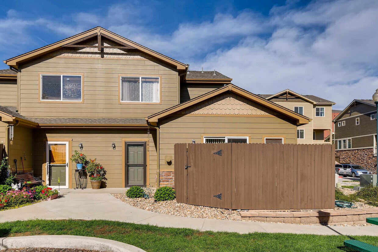 1819 Aspen Meadows Cir, Federal Heights, CO 80260 Townhome Rentals in