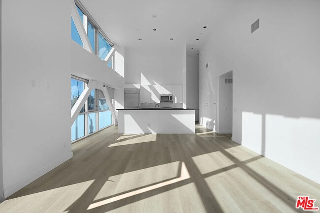 Foto del edificio - 8601 Wilshire Blvd