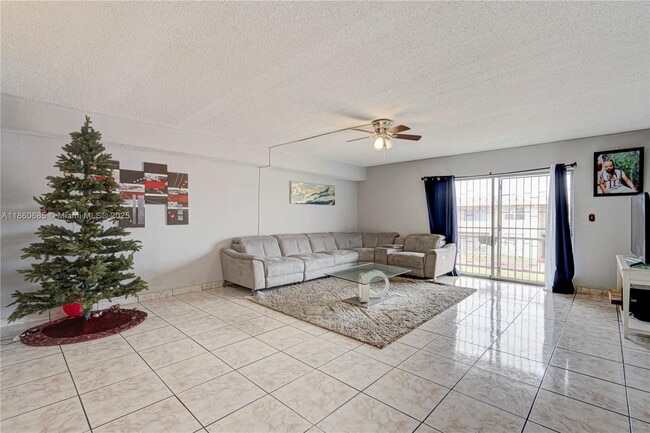 Foto del edificio - 301 NW 177th St