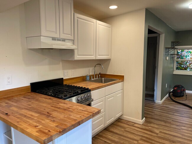 Building Photo - 560 Bellevue Ave