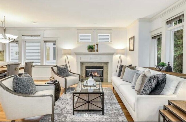 Building Photo - Welcome Home 3 bd Townhome - Close to Volu...