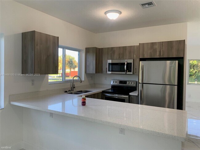 Building Photo - 3 br, 2 bath House - 719 SW 9th St