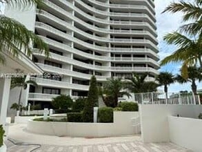 Building Photo - 3000 Island Blvd