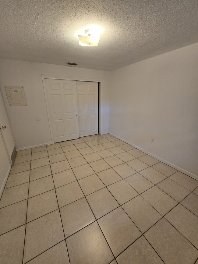 Building Photo - 1414 N Saturn Ave