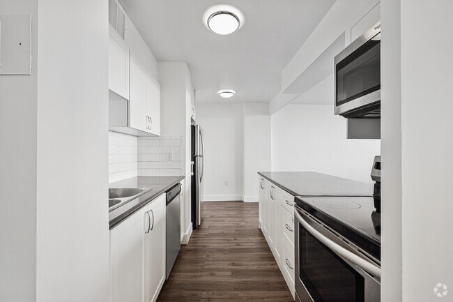 1BR, 1BA - 694SF - Kitchen - 3390 Keele St
