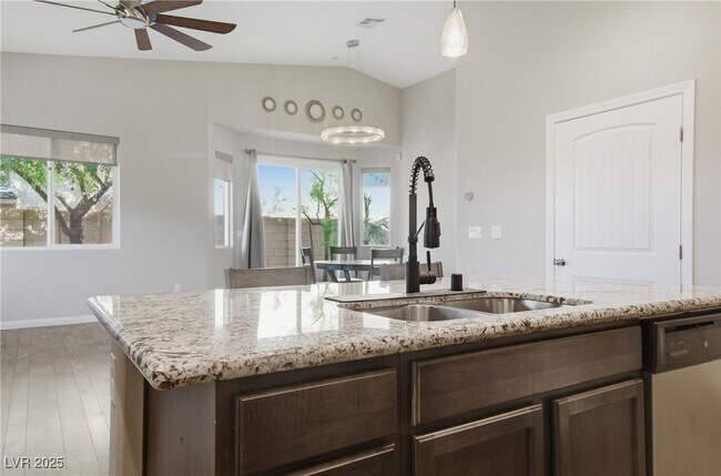 Foto del edificio - 692 Nathanial Ct