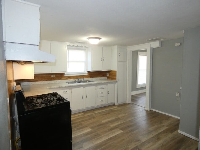 Building Photo - 3 bedroom, 1 bath