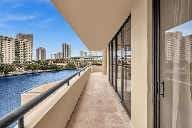 Foto del edificio - 19355 Turnberry Way