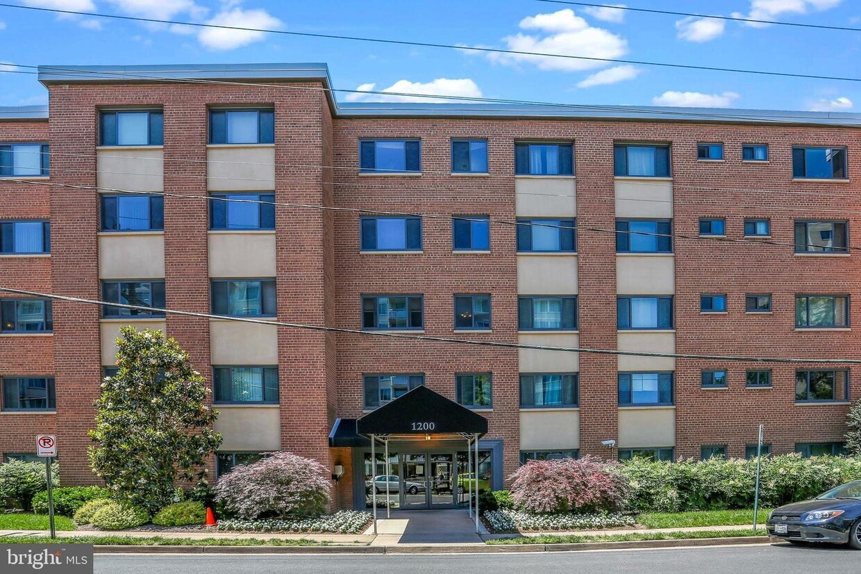 Welcome to this lovely and spacious fully remodeled 1 bedroom, 1 bath condo at The Cavendish - Welcome to this lovely and spacious fully remodeled 1 bedroom, 1 bath condo at The Cavendish