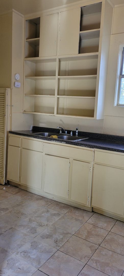 Building Photo - Large 3 bedroom/1 bath with Refrigerator, ...