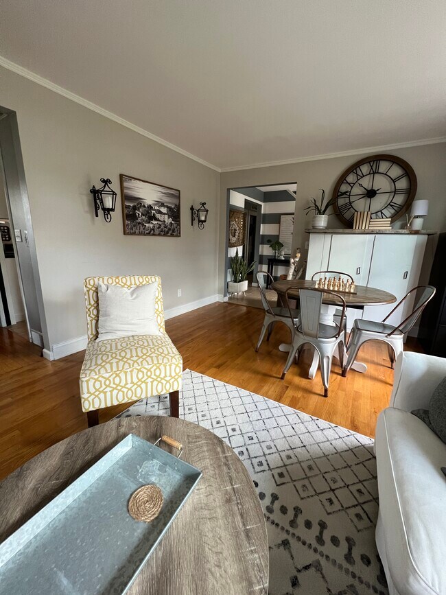 Foto del edificio - 1735 Crestview Dr