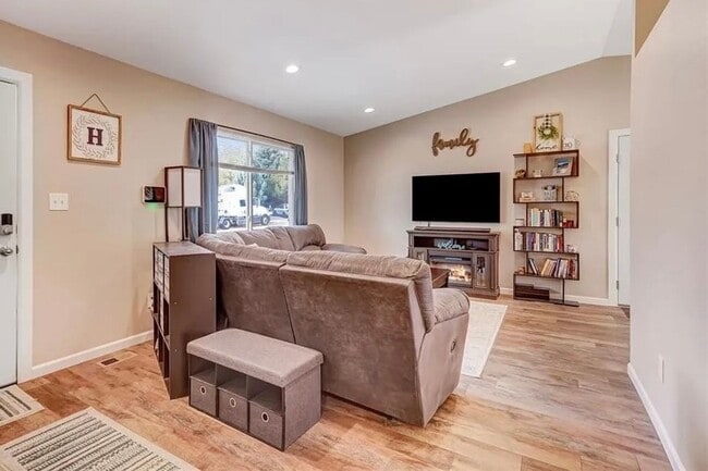 Building Photo - Cozy 2 bedroom home in the Widefield area