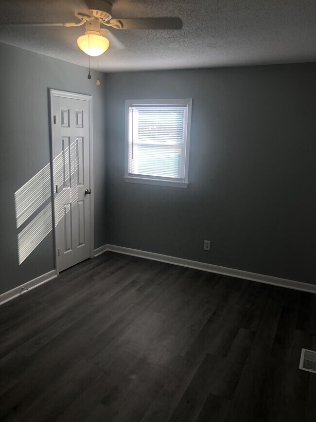 Building Photo - 868 Durwood Dr