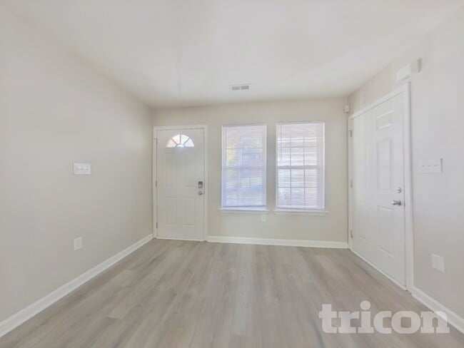 Foto del edificio - 6215 Rockwell Blvd W