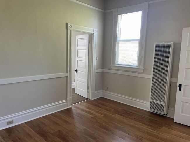 Building Photo - 1 Bedroom Upstairs Apartment on Napa Street