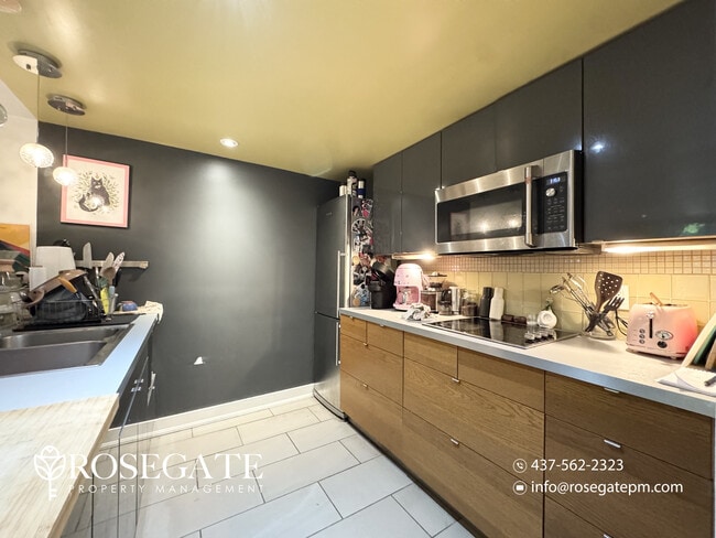 Building Photo - Pet-Friendly 1-Bedroom Basement Apartment with Modern Appliances on King St W, Toronto