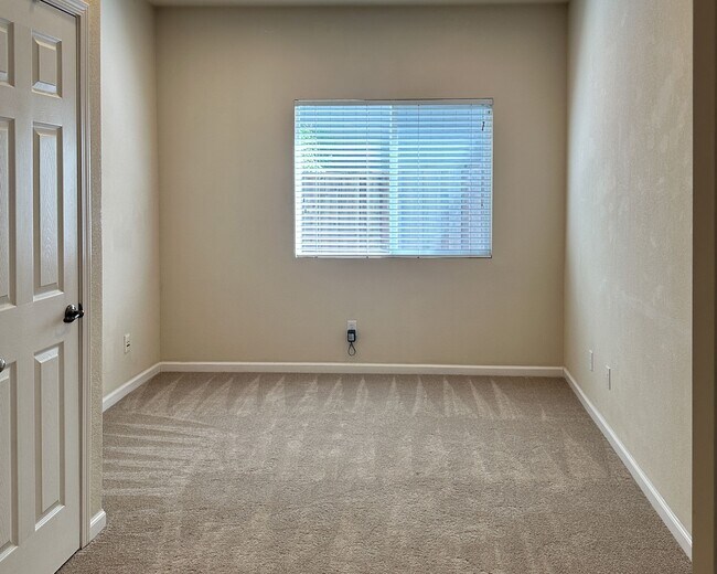 Building Photo - 115 Primrose Ln