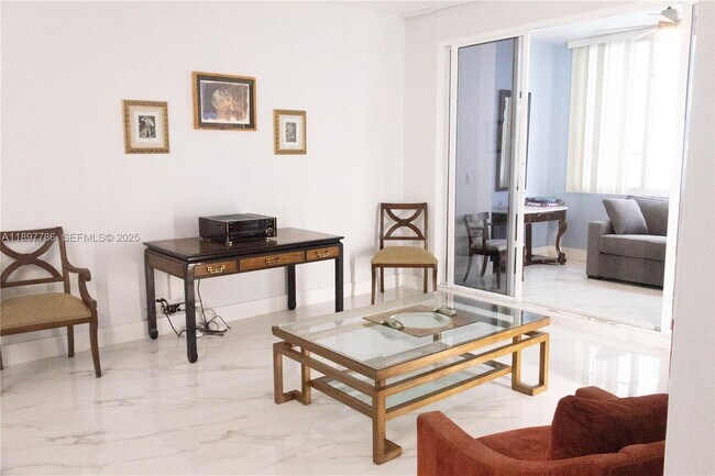 Foto del edificio - 5005 Collins Ave