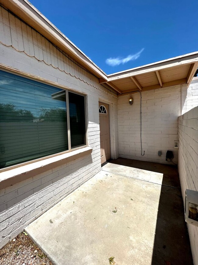 Building Photo - Remodeled bungalow in Central Tucson