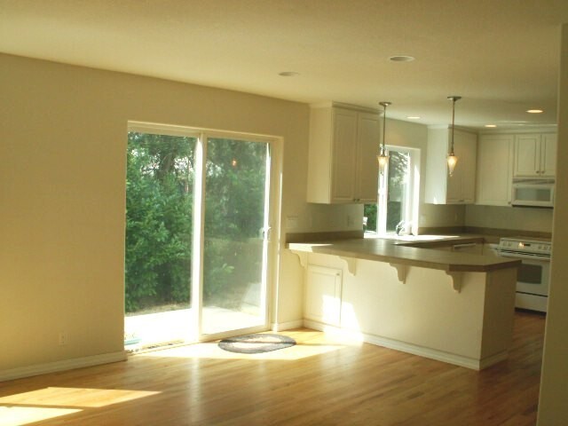 Building Photo - Beautiful Home on a Quiet Street Near Walk...