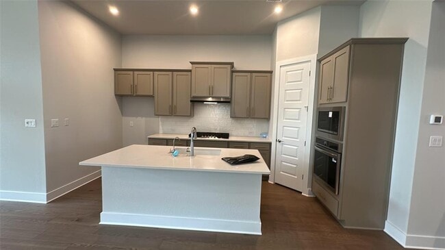 Foto del edificio - 8208 Bouvreuil Dr