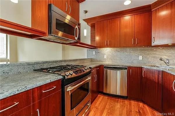 Building Photo - 556 State St