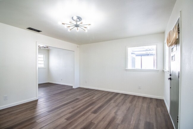 Building Photo - Great 3 bedroom 1.5 Bathroom house conveni...