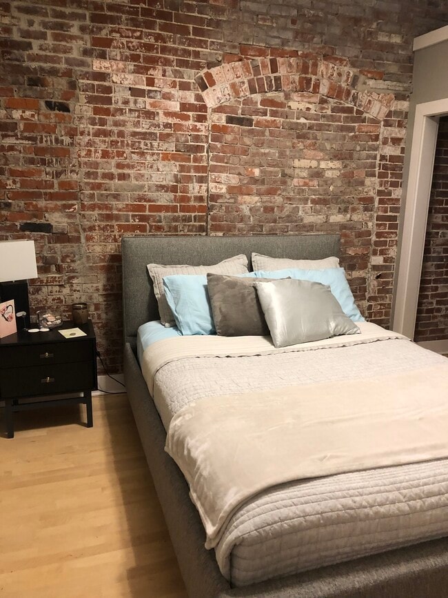 Building Photo - 127 E Main St