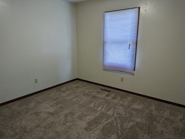 Foto del edificio - 2 Bedroom 1 Bathroom Duplex with FULL base...