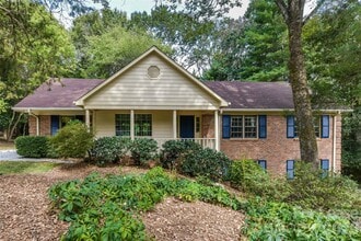 Building Photo - 2630 Fernbank Dr