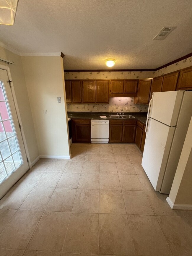 Building Photo - 2 bd 2 bath