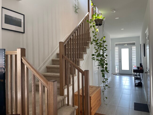 Building Photo - Welcome to this 3 bed 2.5 bath located in beautiful Ottawa