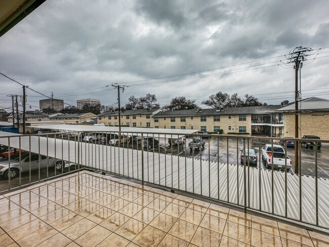 Building Photo - 5833 Sandhurst Ln