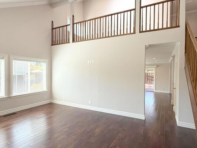 Foto del edificio - Highly upgraded ! Two Story Home With Prim...