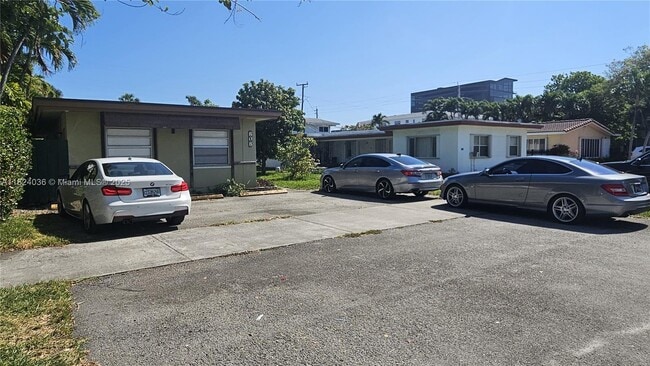Building Photo - 808 NE 10th St