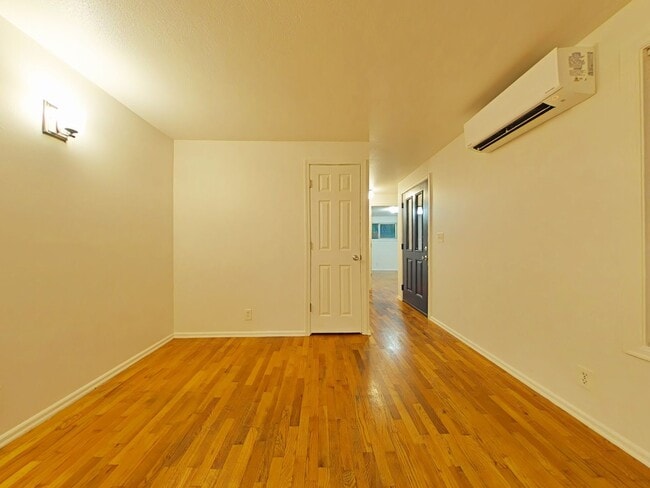 Building Photo - 2 Bedroom Duplex ~ Close to 9th Street