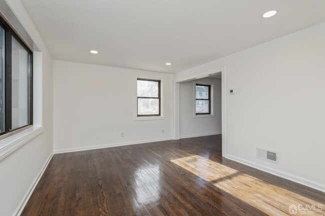 Building Photo - 133 Newman St