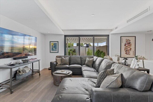 Foto del edificio - 1329 E Pomelo Grove Ln
