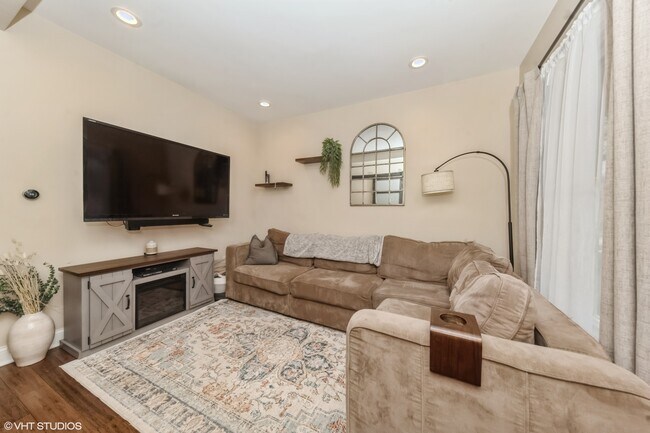 Building Photo - 3633 N Nordica Ave
