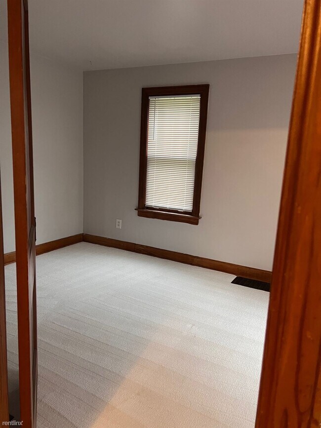 Building Photo - 1 br, 1 bath Triplex - 44716 Davis Dr One-...