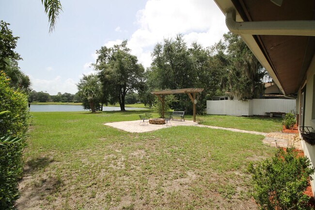 Building Photo - Lovely 2 Bedroom/ 2 Bath with BONUS Room!