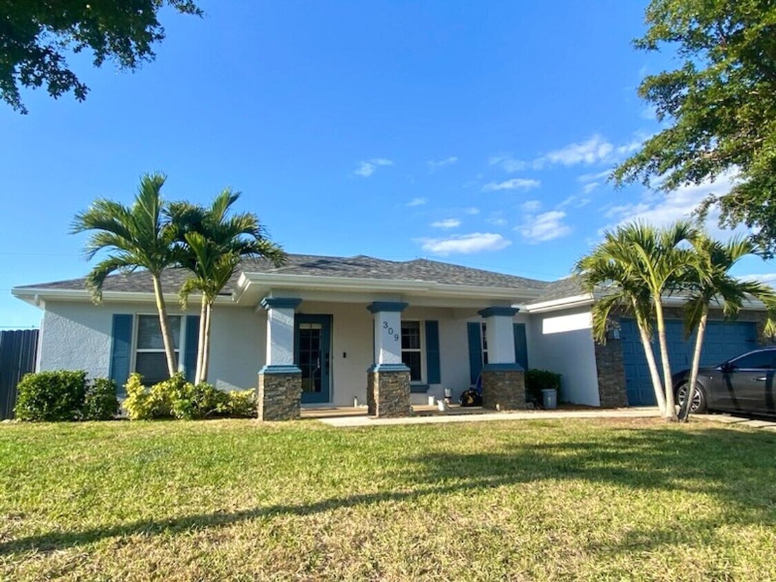 Foto principal - Beautiful Pool Home with 4 Beds, 2 Baths i...