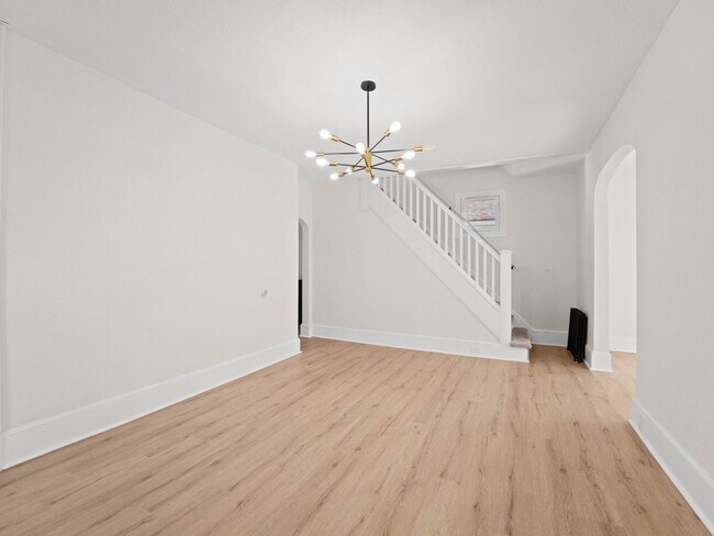 Foto del edificio - Spacious 5-Bedroom Rental with Backyard & Basement in Millville