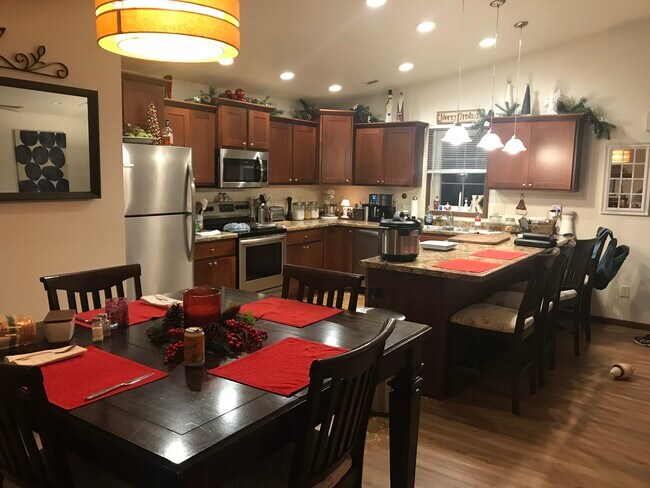 Building Photo - 1104 W 10th St