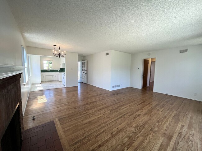 Foto del edificio - Charming Single Level 3-Bedroom 2-Bathroom Home With Hardwood Floors