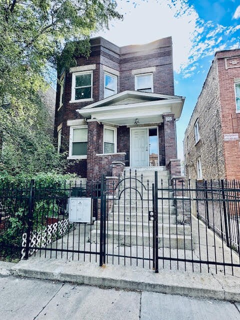 Primary Photo - 1002 N Drake Ave