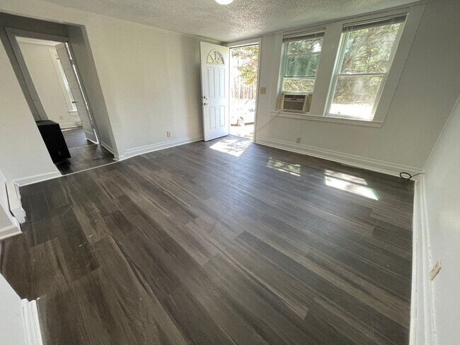Foto del edificio - 2 bedroom bungalow in convenient Hillsboro...