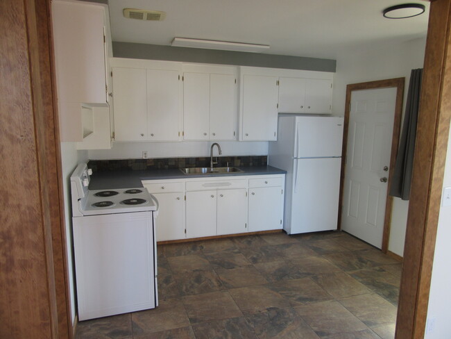 Kitchen - 2104 E Ave