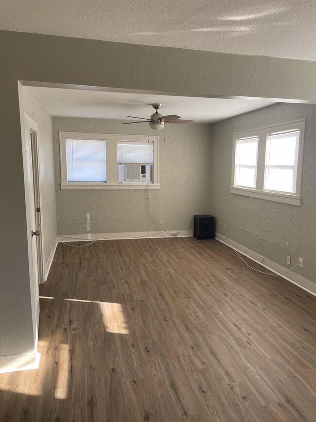 Building Photo - Upstairs 1/1 Historic Monte Vista