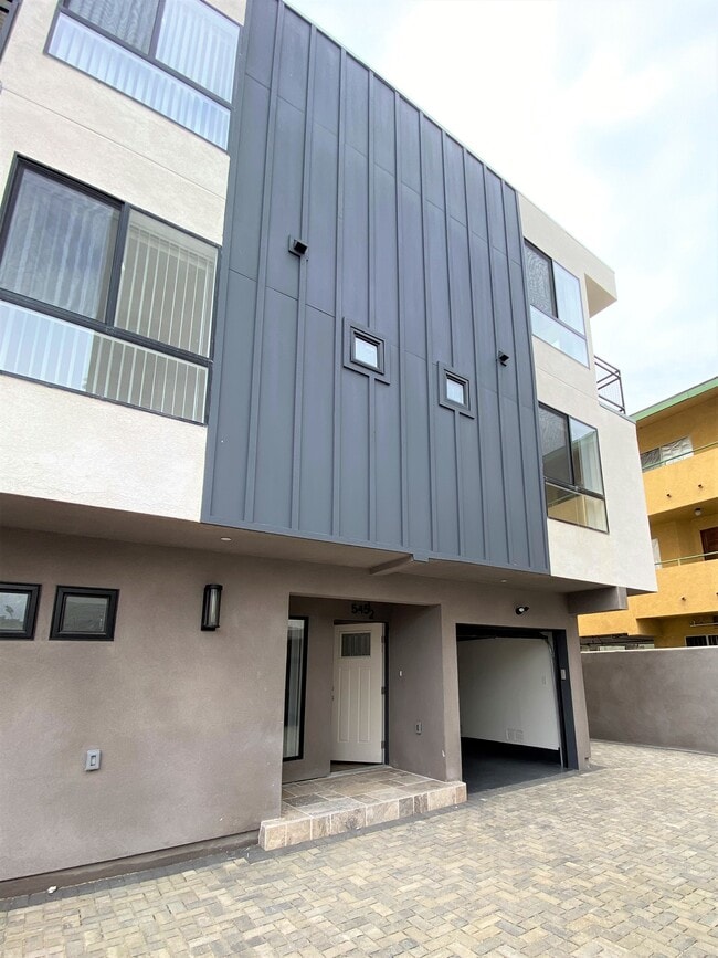 Building Photo - 545 N Kingsley Dr